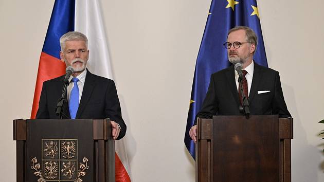Prezident Petr Pavel a premiér Petr Fiala 2. května 2023 na tiskové konferenci po setkání na Pražském hradě. Ilustrační foto