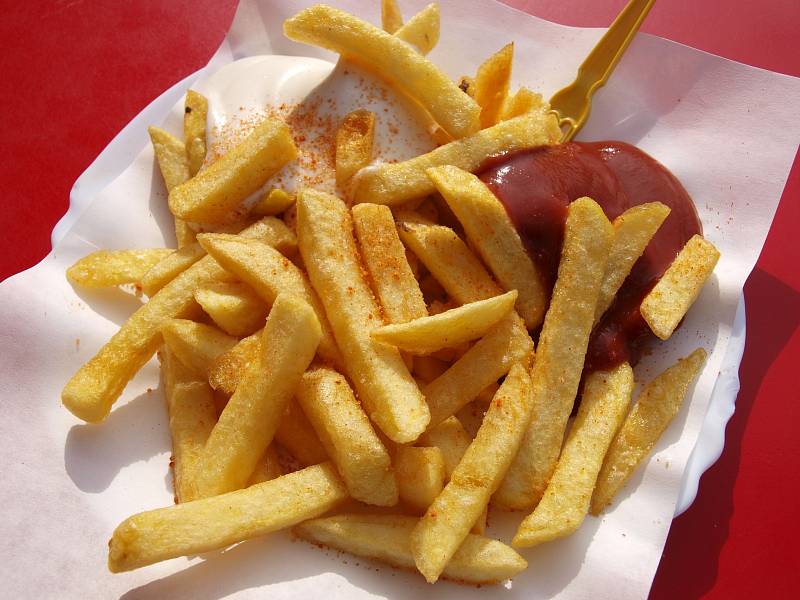Jídla z fast foodů mají vysoký obsah sacharidů, soli a cukru