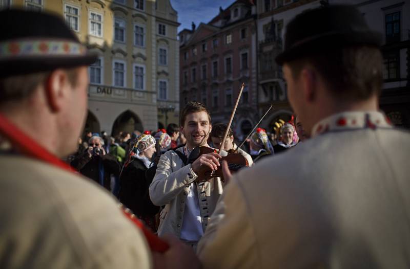 Průvod masek zahájil 7. února v Praze Pražský karneval.