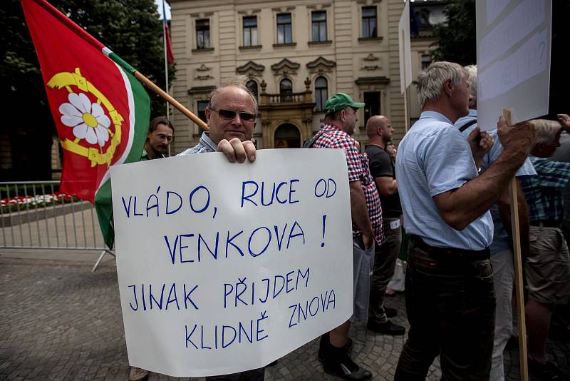 Na dvě desítky lidí protestovaly před Úřadem vlády proti návrhu na rušení matrik. Zároveň demonstrovaly za to, aby údaje o majetku komunálních politiků byly automaticky a veřejně dostupné.