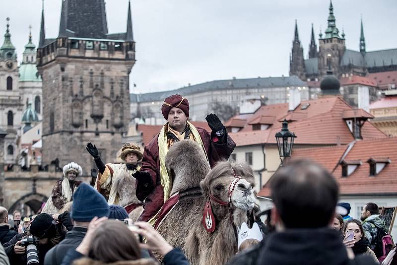 Na pražském Karlově mostě prošel 5. ledna průvod Tří králů.