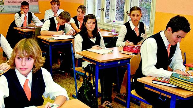 Školní uniformy ještě stále nejsou v České republice často vídaným znakem školy.
