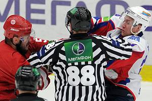 Kanadský hokejista Jon Mirasty (vlevo) při rvačce v zápasu Viťazu s Magnitogorskem