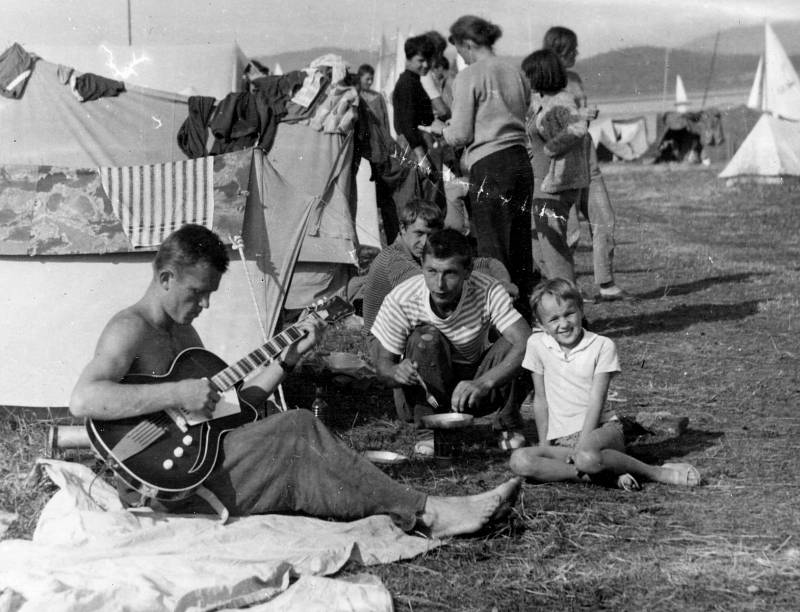 Relax s kytarou při mistrovství republiky na Lipně (1964)