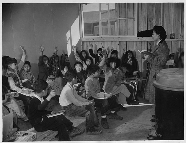 V amerických internačních táborech, kde byli za 2. světové války drženi Američané japonského původu, bylo i 30 tisíc dětí školního věku. Pro ně v táborech vznikly školy - trpěly ale nedostatkem učitelů i pomůcek. Na snímku výuka žáků 4. třídy.