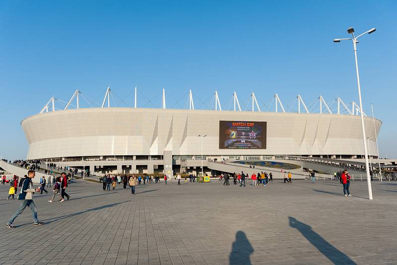 Rostov Arena (Rostov na Donu, 43 702 diváků). Na levém břehu řeky Don byl vybudován stadion, který má nenásilně zapadnout do prostředí města a připomínat meandry jednoho z velkých evropských toků. Zároveň zde vznikne nové centrum.