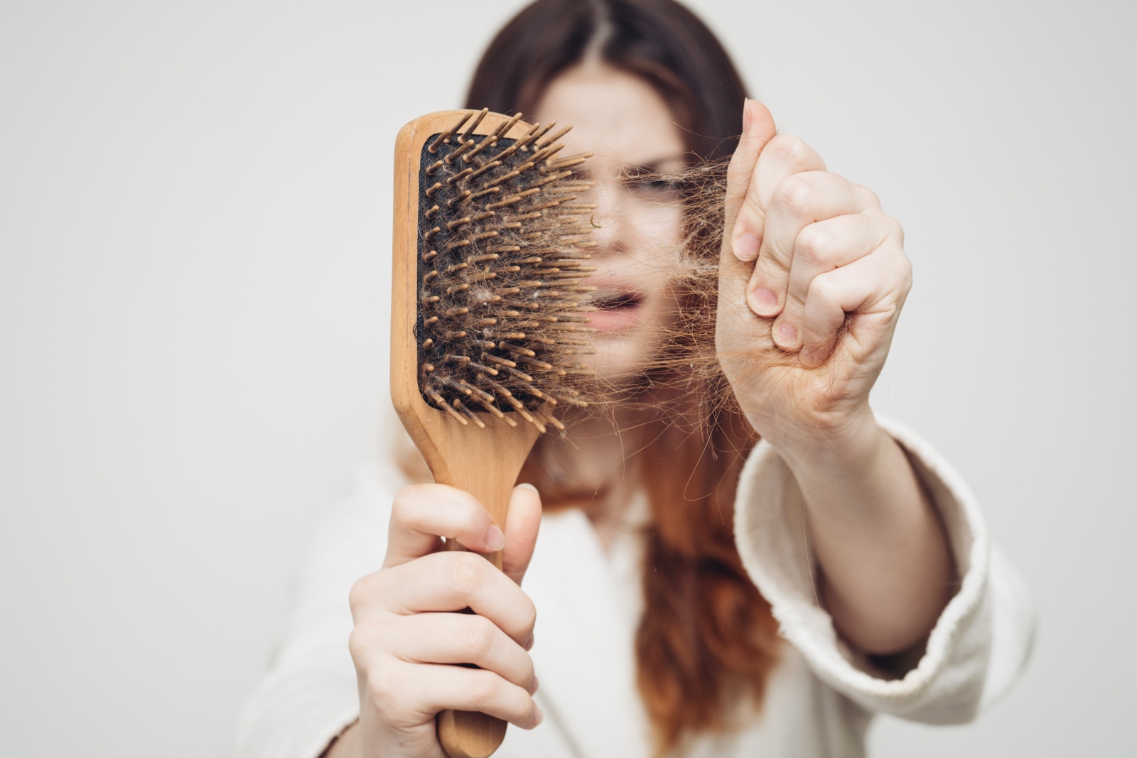 Vypadávání vlasů u mužů i žen: Nejčastější důvody, kdy už navštívit lékaře  - Příbramský deník
