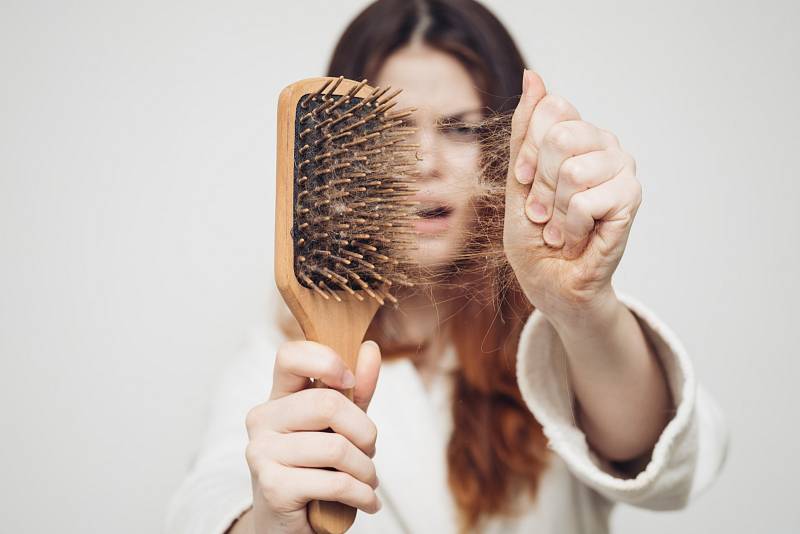 Nedostatek železa (anémie) je jednou z nejčastějších příčin vypadávání vlasů u žen. Tento prvek je nezbytný pro produkci bílkovin vlasových buněk, bez něj budou vaše lokny trpět.
