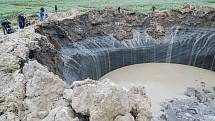 Kráterů, proláklin a trhlin v zemi vznikly v souvislosti s táním permafrostu na Sibiři už stovky.
