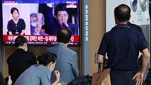Lidé sledují televizní vysílání s informacemi o útoku na japonského expremiéra Šinzó Abeho.