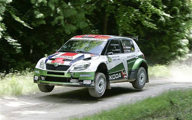 Rallye závodu se účastní všemožné rallye speciály.