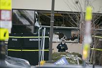 Policista před supermarketem ve městě Boulder v americkém státě Colorado, kde střelec zabil nejméně deset lidí (na snímku z 23. března 2021)