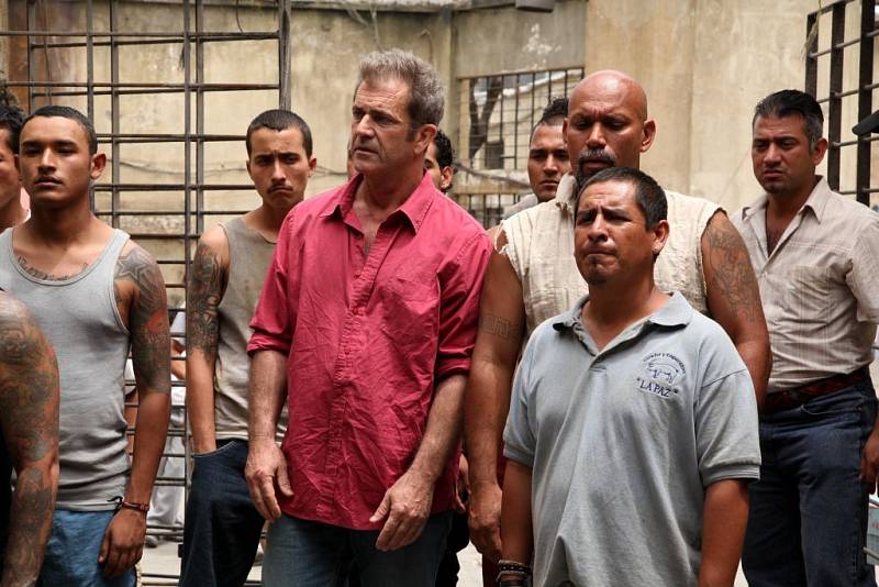 Po velkých režijních opusech jako bylo Apocalypto si Mel Gibson odskočil zpět k herecké profesi, ztvárnil hlavní roli v černé komedii Moje letní prázdniny
