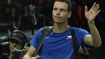 Tomáš Berdych děkuje po prohře s Davidem Ferrerem fanouškům.