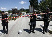 Turečtí policisté zkoumají místo, kde explodovaly granáty.
