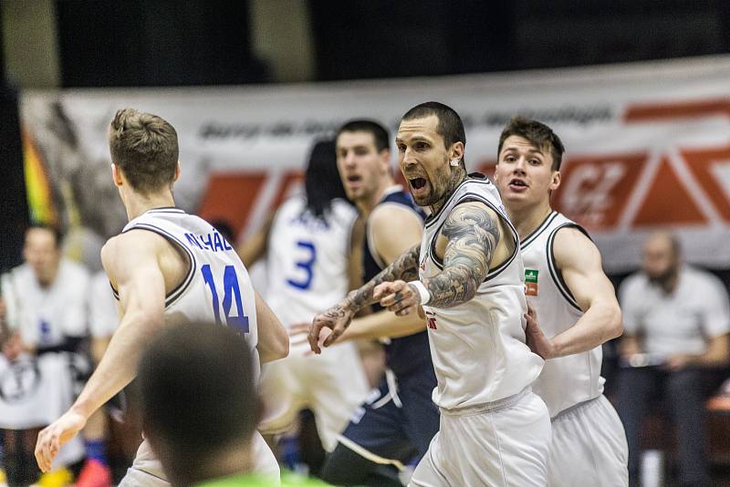 Momentka z utkání basketbalové Kooperativa NBL mezi USK Praha a Děčínem.