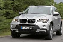 Luxusní BMW X5 bude sice 11 let staré, ale pořád si pohodlně namaže pomalejší Dacii na chleba.