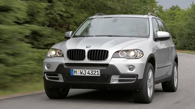 Luxusní BMW X5 bude sice 11 let staré, ale pořád si pohodlně namaže pomalejší Dacii na chleba.