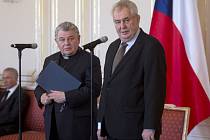 Prezident Miloš Zeman (vpravo) a kardinál Dominik Duka (druhý zprava) vystoupili 4. března na tiskové konferenci na Pražském hradě po podpisu dokumentů řešících restituční nároky katolické církve k některým nemovitostem v areálu Pražského hradu.