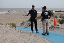 Policisté na pláži Rockaway v New Yorku, kde starší ženu napadl a těžce zranil žralok