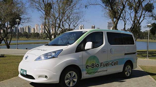 Nissan představil prototyp elektromobilu poháněného palivovým článkem na bioetanol.