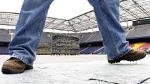 Zatímco v Salcburku práce na fotbalovém stadionu, kde se bude hrát Euro 2008, finišují, v Polsku a na Ukrajině mají pořadatelé Eura 2012 problémy.