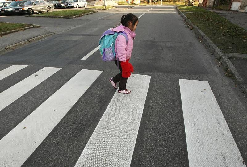 Přechod pro chodce u základní školy na sídlišti Broumovská v Liberci prošel modernizací. Je zabezpečený zpomalovacím retardérem, osvětlením a radarem měřícím rychlost přijíždějících vozidel z obou směrů.