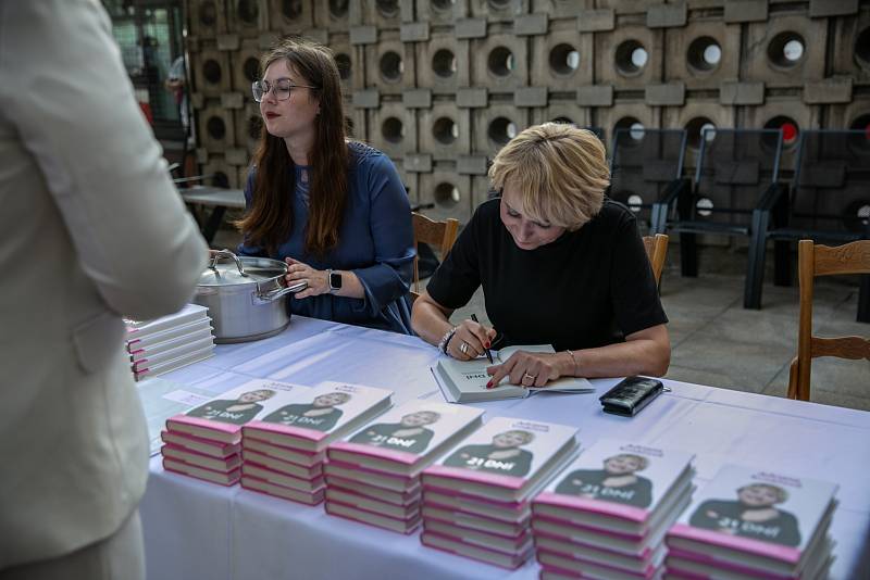 Adriana Krnáčová podepisuje svou knihu.