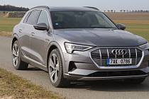 Na první pohled Audi e-tron elektromobil moc nepřipomíná