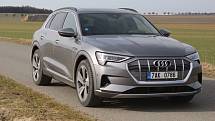 Na první pohled Audi e-tron elektromobil moc nepřipomíná