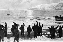 Záchrana. Snímek Franka Hurleye zachytil radostný moment, kdy se Ernest Shackleton vrátil pro členy expedice uvězněné na Sloním ostrově.