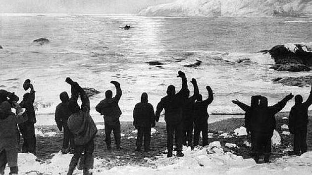 Záchrana. Snímek Franka Hurleye zachytil radostný moment, kdy se Ernest Shackleton vrátil pro členy expedice uvězněné na Sloním ostrově.