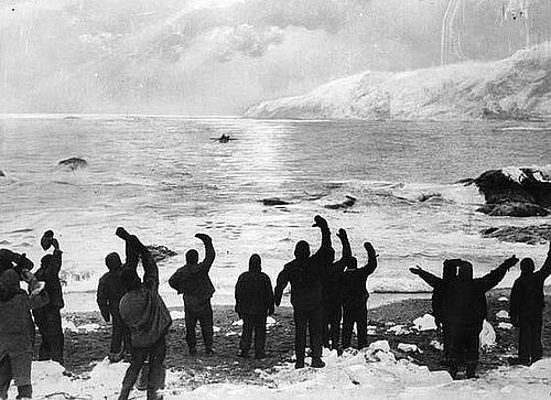 Záchrana. Snímek Franka Hurleye zachytil radostný moment, kdy se Ernest Shackleton vrátil pro členy expedice uvězněné na Sloním ostrově.
