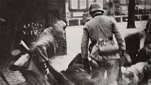 Němečtí vojáci během zátahu proti židovským obyvatelům Amsterdamu