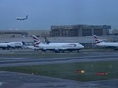 Sedmnáct bývalých a současných zaměstnanců britských aerolinek se chystá podat soudní žalobu kvůli tomu, že údajně během práce na palubě letadel museli vdechovat jedovaté látky.