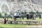 Pákistánští záchranáři čekají na možnost vyproštění dvou českých horolezců a Pákistánce.