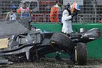 Fernando Alonso měl v Austrálii těžkou nehodu, zničený monopost naštěstí opustil nezraněn.