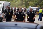 Policie u základní školy v texaském městečku Uvalde, kde bylo přo střelbě zabito několik dětí.