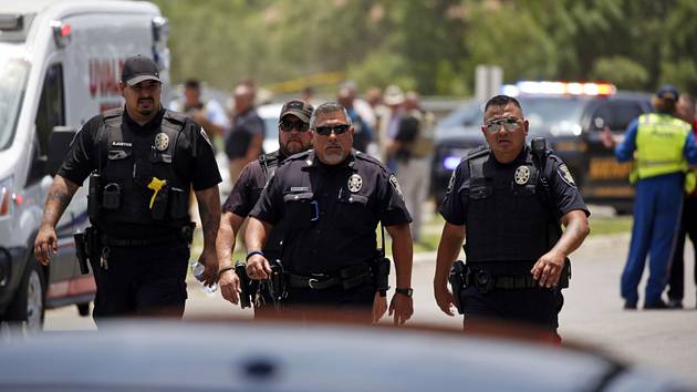 Policie u základní školy v texaském městečku Uvalde, kde bylo přo střelbě zabito několik dětí.