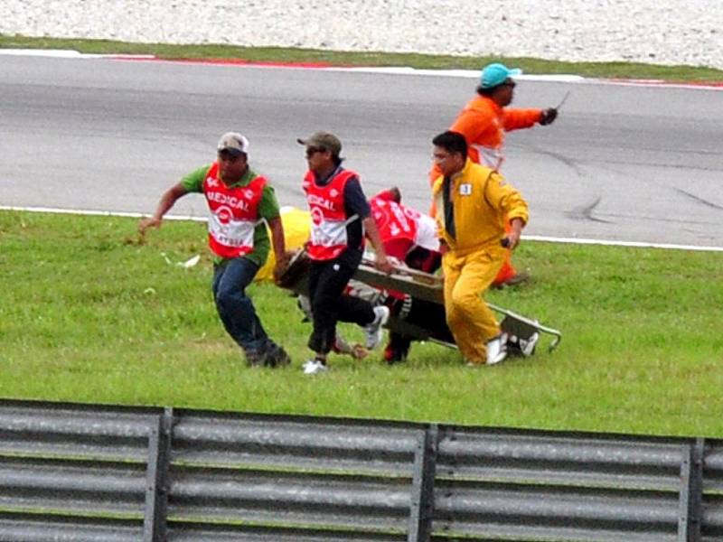 Po tragické nehodě v Grand Prix Malajsie zemřel motocyklista Marco Simoncelli.