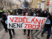 Aktivisté studentské iniciativy Vzdělání není zboží! se vydalo z Albertova na demonstrativní pochod Prahou proti údajné "komodifikaci" vzdělávání a podřizování vysokých škol tržní logice.
