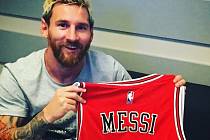 Lionel Messi s dresem Chicaga Bulls.