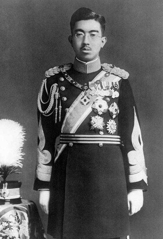 Japonský císař Hirohito vládl Japonsku ve dvacátém století. Doba jeho vlády trvala přesně 62 let a 13 dní.
