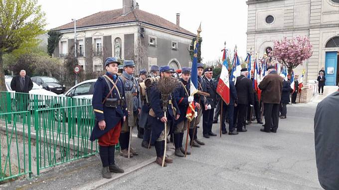 Členové francouzské vojensko-historické asociace se na protest proti zákazu zbraní vyzbrojili košťaty