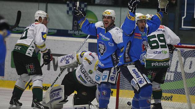 Hokejisté Plzně (v modrém) se radují z gólu proti Karlovým Varům.