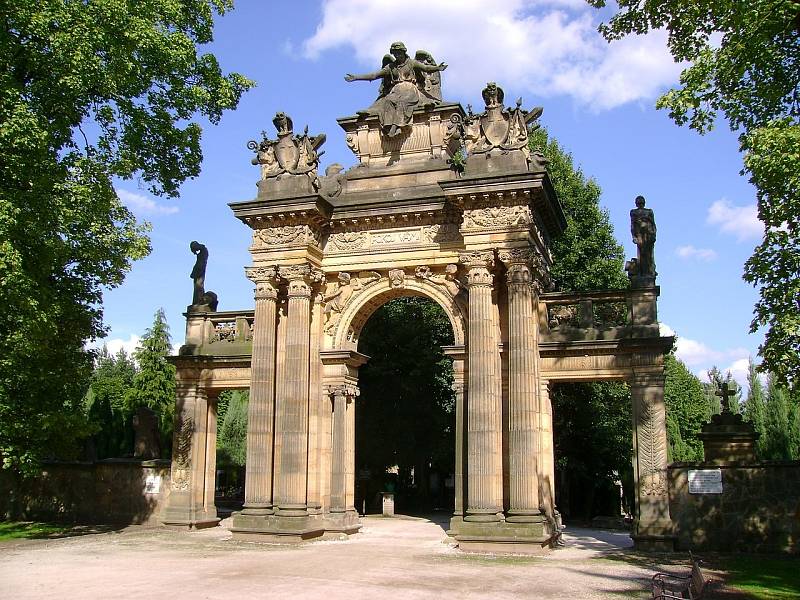 Hřbitovní portál (brána) Nového hřbitova na vrchu Gothard v Hořicích v okrese Jičín, kde je pochována Kristina Ringlová
