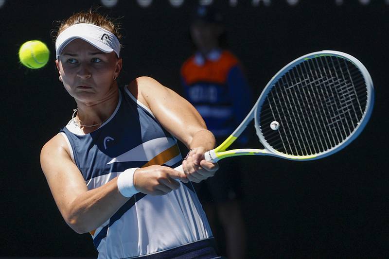 Česká tenistka Barbora Krejčíková postoupila s Kateřinou Siniakovou na Australian Open stejně jako loni do finále čtyřhry.