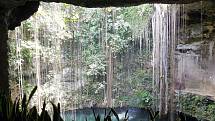 Přírodní studna Cenote Ik-Kil v Chichén Itzá