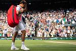 Švýcarský tenista Roger Federer opouští po čtvrtfinálové porážce zklamaně centrální dvorec Wimbledonu.
