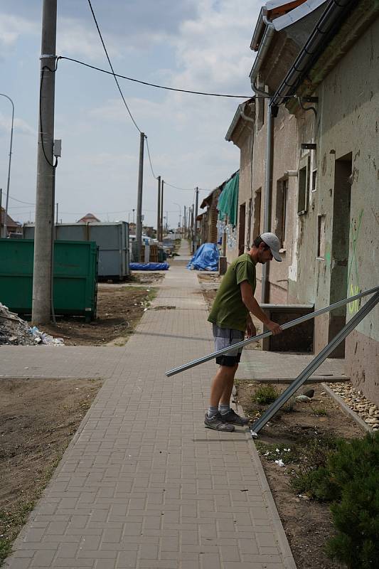 Měsíc po ničivém tornádu už poničené jihomoravské obce Lužice, Mikulčice, Moravská Nová Ves, Hrušky a hodonínský Pánov částečně prokoukly. Práce na zasažených budovách či hřbitovech je ale stále hodně. 